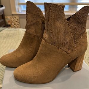 Seychelles Prop Taupe textured ankle boots size 8